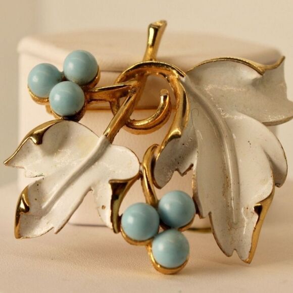 1967 Sarah Coventry White Enamel Blue Beaded Grapevine Brooch EUC 1 7/8×1 7/8" - Picture 7 of 13